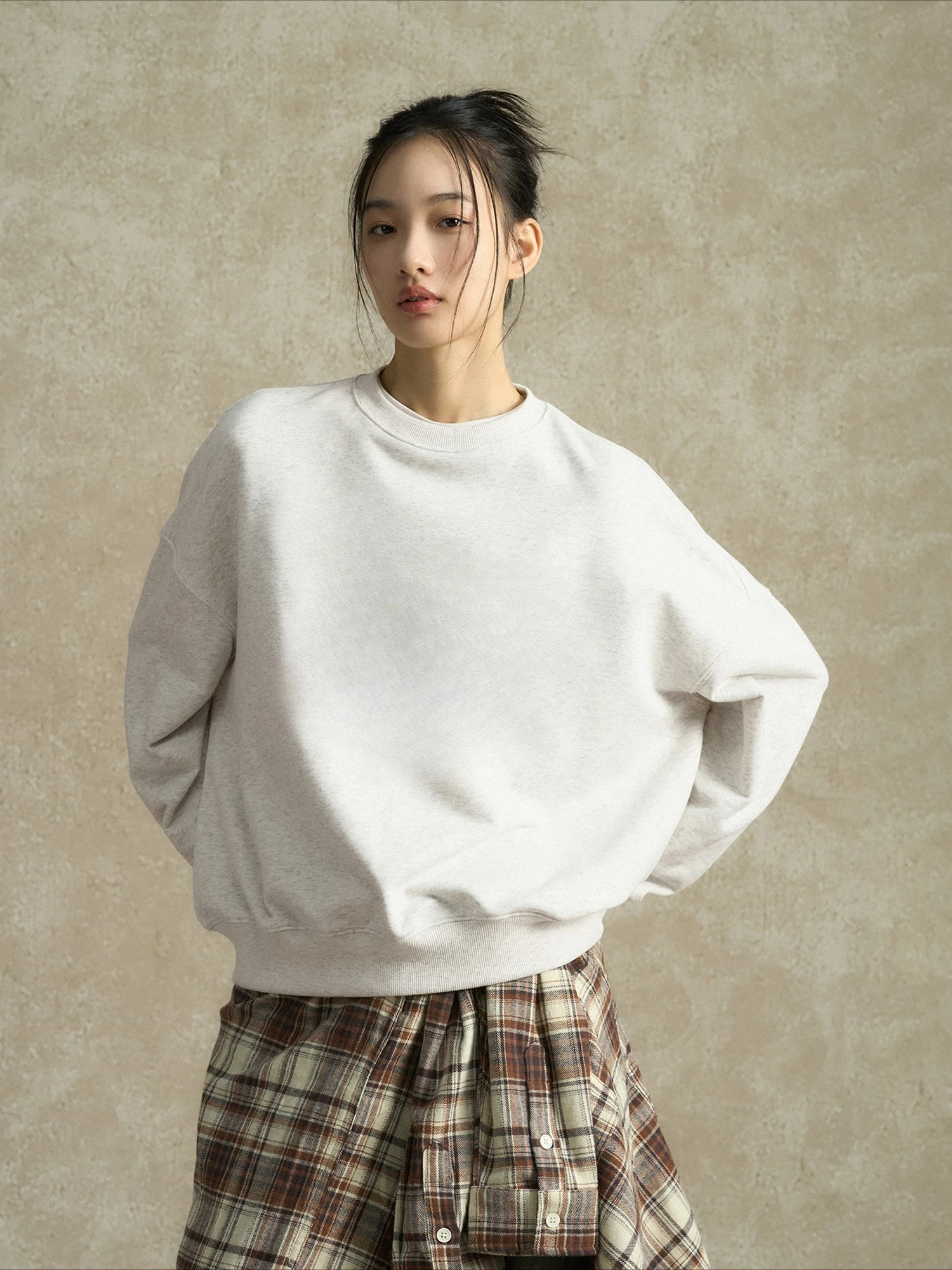 Camisa de camada base solta e casual com design versátil e elegante para tops outono inverno moletom com gola redonda de cor sólida