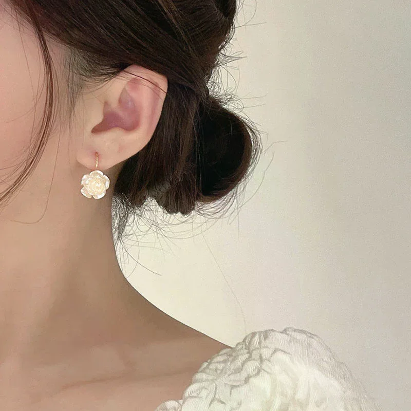 Luxury Camellia Pearl Stud Earrings Charm Elegant Eesign White Flower Dangler Women Party Trend Style Gift Chic Jewelry