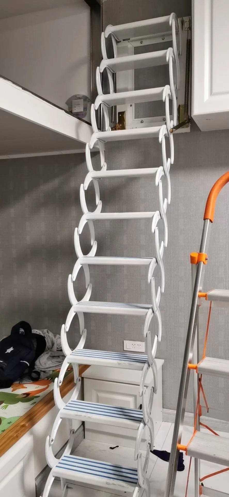 Telescopic Ladder for Wall Mount