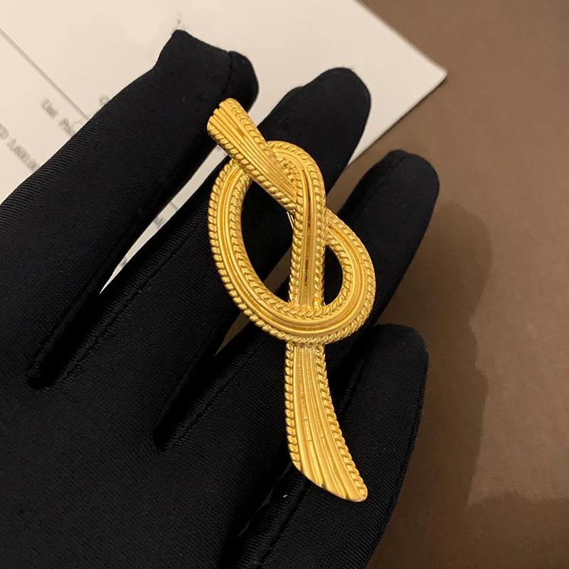 French Medieval Rope Knot Frosted Brooch For Women With High-End Charm Design Niche Exquisite Suit Pin Accessories