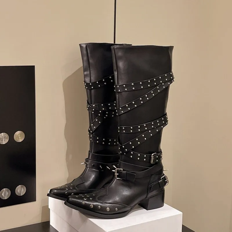 

2025 женские ботинки в стиле панк с заклепками, массивные мотоциклетные ботинки, крутая повседневная обувь для вечеринок в ночном клубе, высокий каблук до колена с пряжкой и украшением