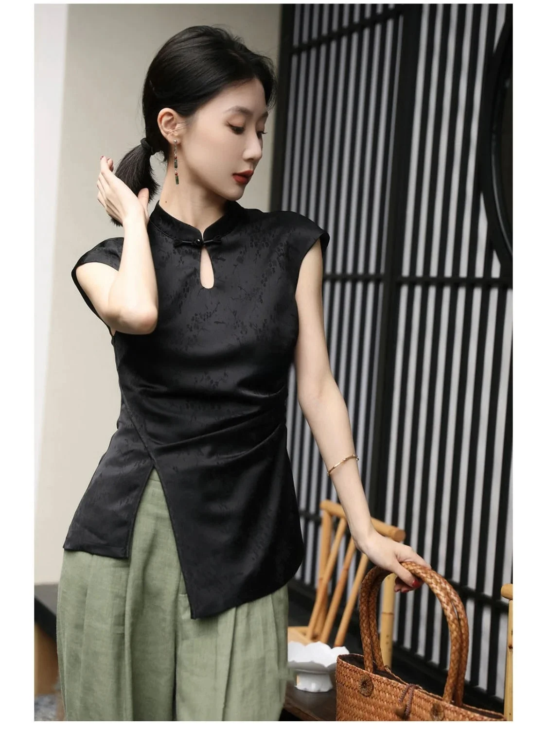 

2025 new vintage chinese style daily improved qipao top sexy hollow out temperament jacquard blouse sleeveles button split top