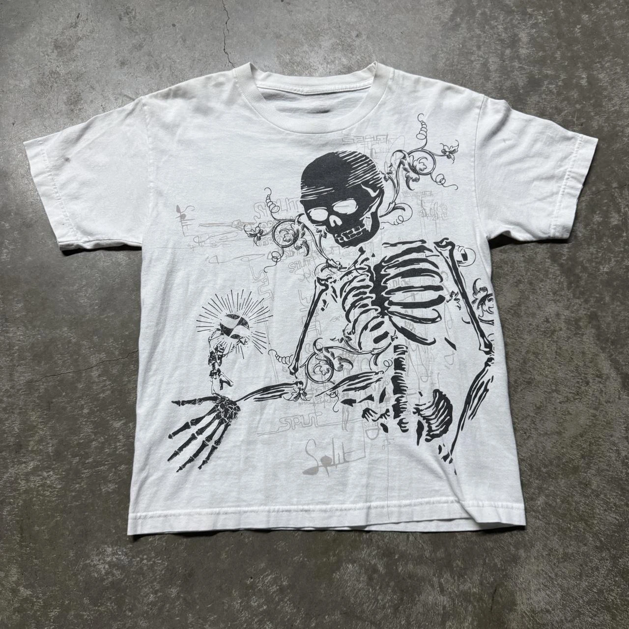 New Arrivals: Gothic-style vintage print T-shirts, '90s-inspired cropped tops, Y2K-style “grunge” oversized T-shirts—unisex