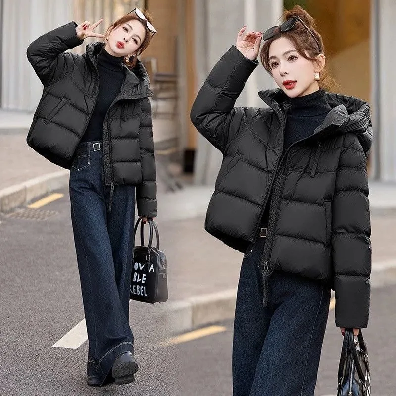 

2025 зимняя женская европейская короткая пуховая хлопковая одежда, новая модная корейская утолщенная холодная куртка с капюшоном для маленьких мужчин, теплая куртка
