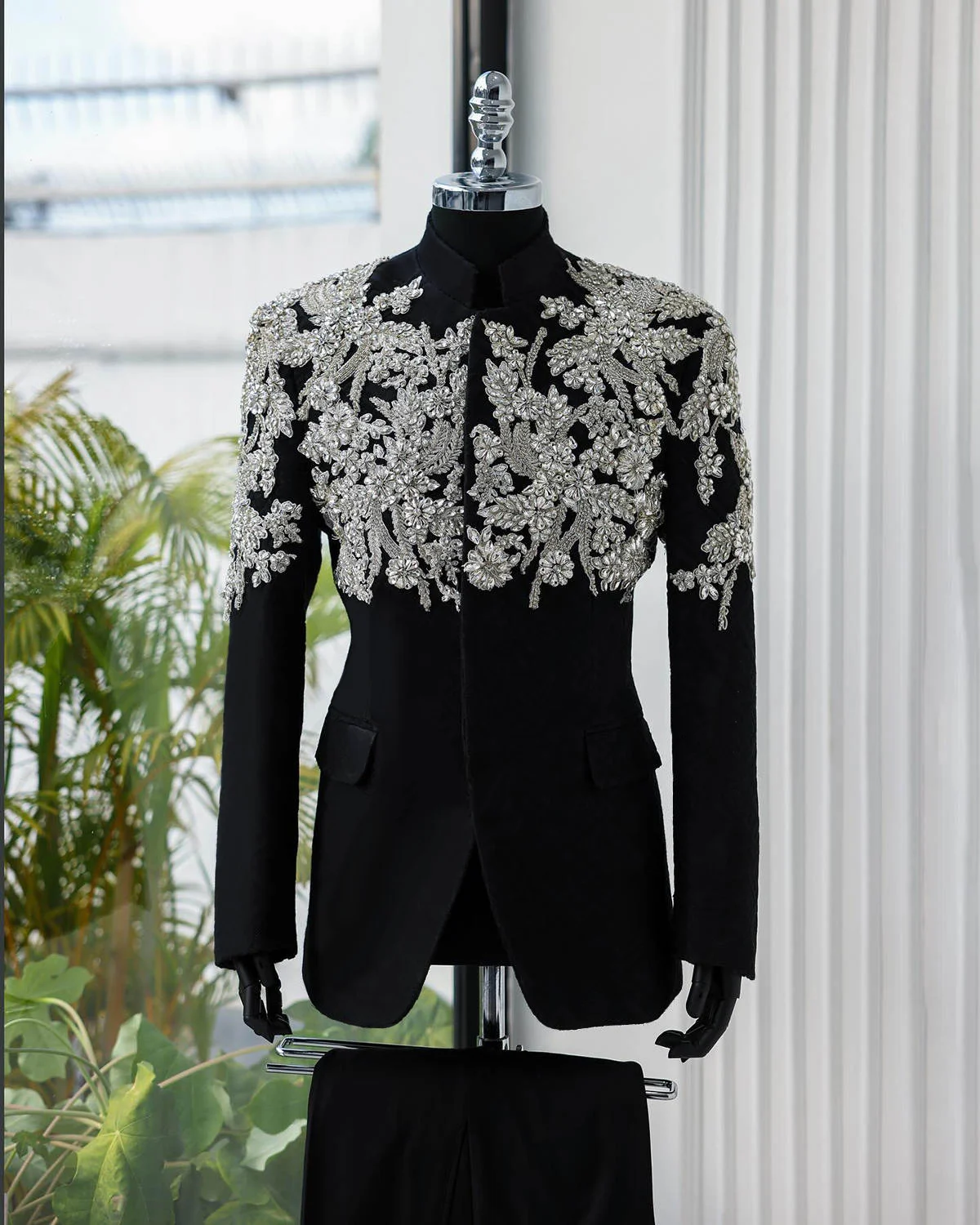 Luxury Men Wedding Suits Stand Collar Crystal Appliques Tuxedos For Bridegroom 2 Pcs Blazer Pants For Party Custom Made