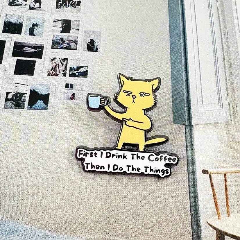 Primeiro eu bebo o café então eu faço as coisas broche de esmalte gato bonito padrão dos desenhos animados arte legal gatinho engraçado meme broche accessori