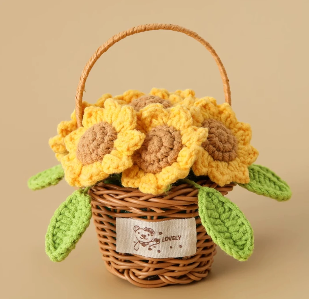 

The finished hand-woven bouquet won the first prize in one fell swoop, the small flower basket roses, lilies of the valley, sunf