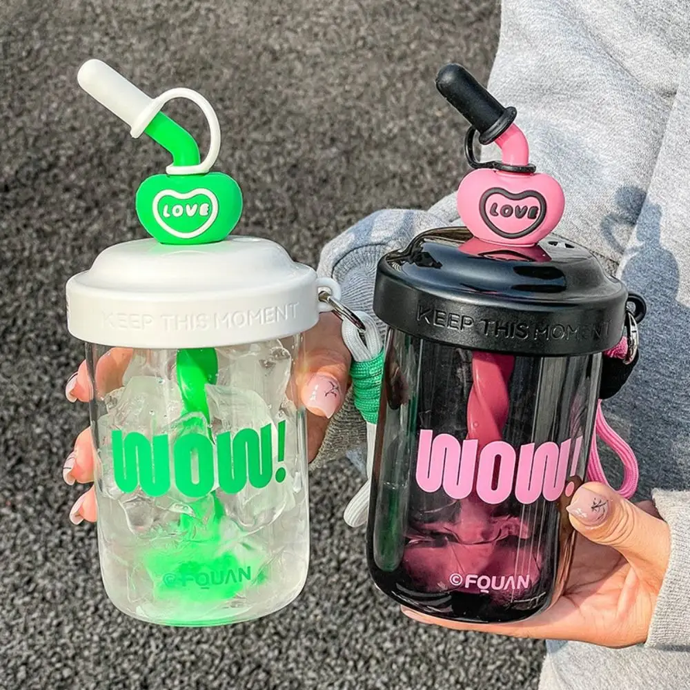 Bottiglie d'acqua da 580 ml con cannuccia Tappo antipolvere Tazza per bere Maniglia portatile ad alta capacità Bottiglia di shaker per proteine del siero di latte Succo di frutta