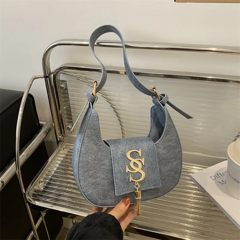 Popular Hardware Letters 2024 Summer Simple New Beautiful Personality Trend Fashion Hand Carry Crescent Women\'s Bag Bags