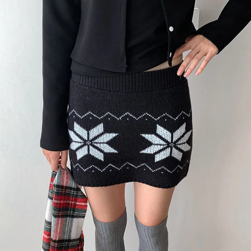 

Christmas Atmosphere Knitted Short Skirt Women Autumn Winter Fashionable Gentle Black Slim Fit Snowflake Color Block Half Skirt