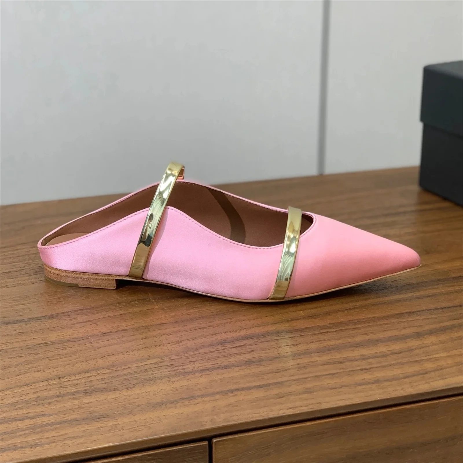 Top Qualität Designer Echtes Leder Spitz-Toe Flache Ferse Frau Hausschuhe Maultiere Rutschen Schnalle-Riemen Outdoor Hausschuhe Boote mujer