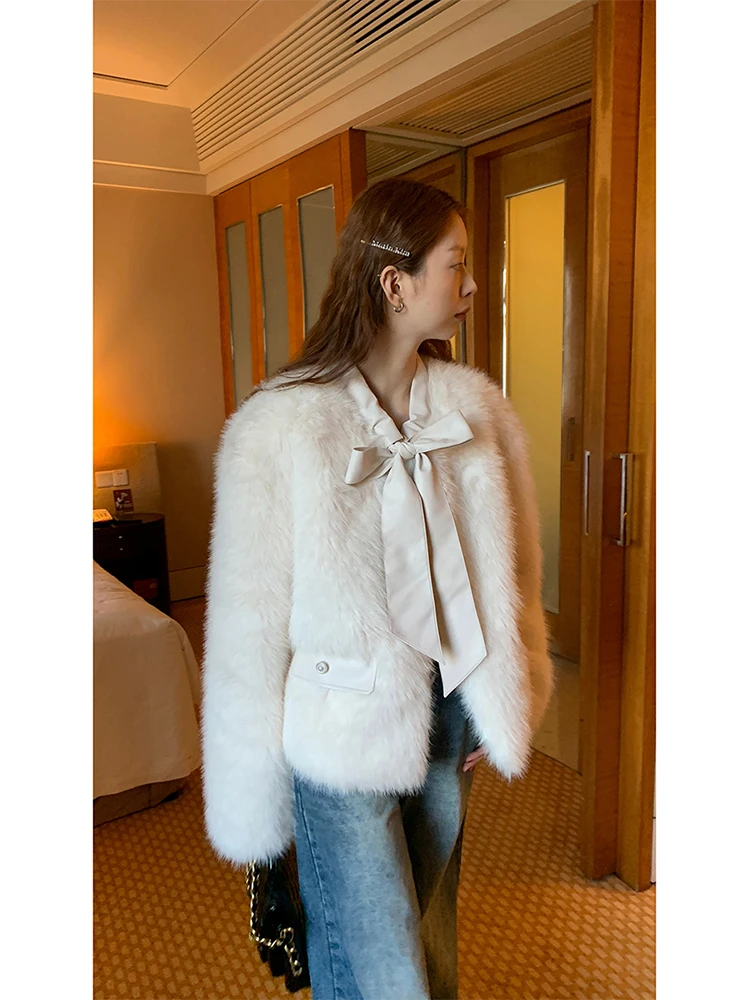 سترة قصيرة بيضاء من الفرو للنساء بتصميم عصري للخريف والشتاء، معطف مبطن بالقطن للتنقل اليومي مع تصميم أزرار أنيق