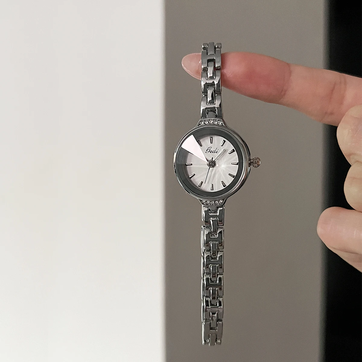 

Women's bracelet watch, fashionable, exquisite, small silver dial, high-end women's wristwatch, delicate women's wristwatch.