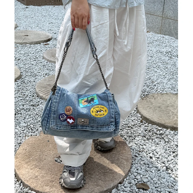 ELFSACK 2025 秋の新作 ストリートウェア デニム クロスボディバッグ シルバーバックル スタンプ メダルピン グランジスタイル