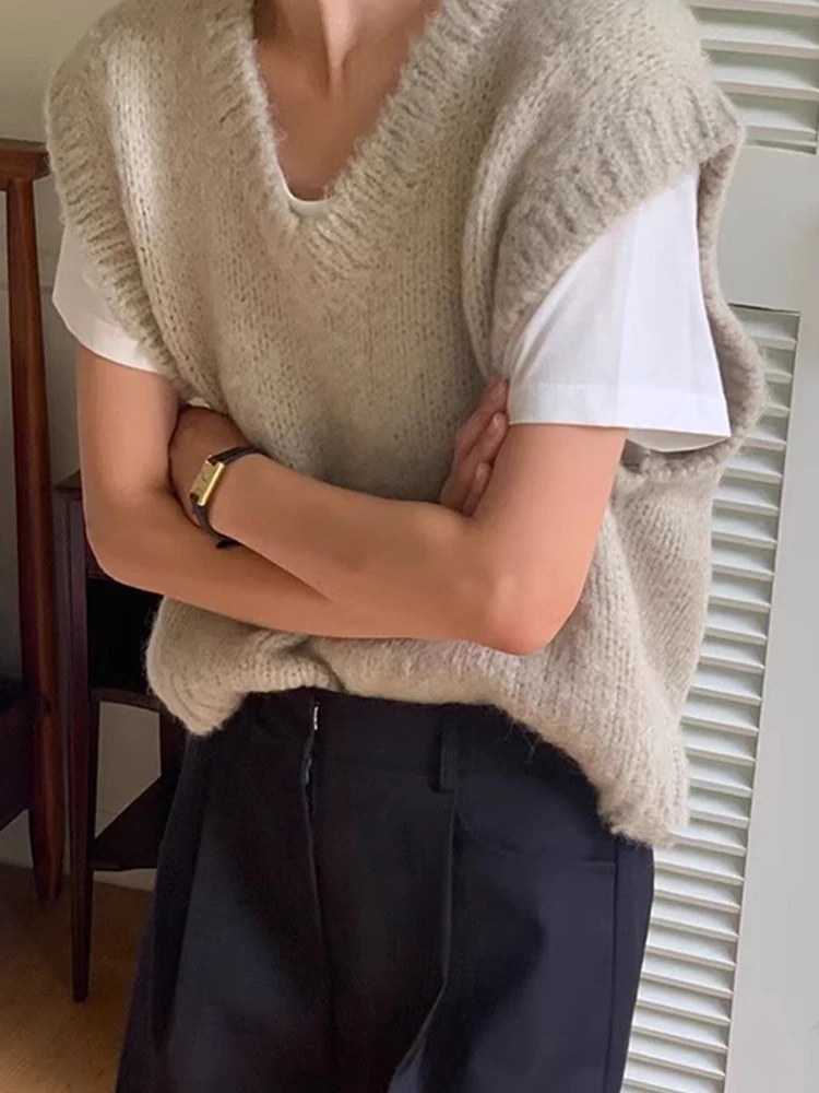 Colete de Tricô Vintage Chic com Decote em V Solto para Mulheres, Sem Mangas, Estilo Casual e Confortável para o Outono