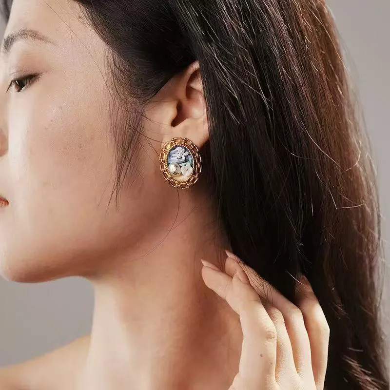 أقراط بيضاوية كلاسيكية مرسومة يدويًا من الزهور واللؤلؤ للنساء، إطار ذهبي رقيق مع لمسات النجوم للمناسبات الخاصة