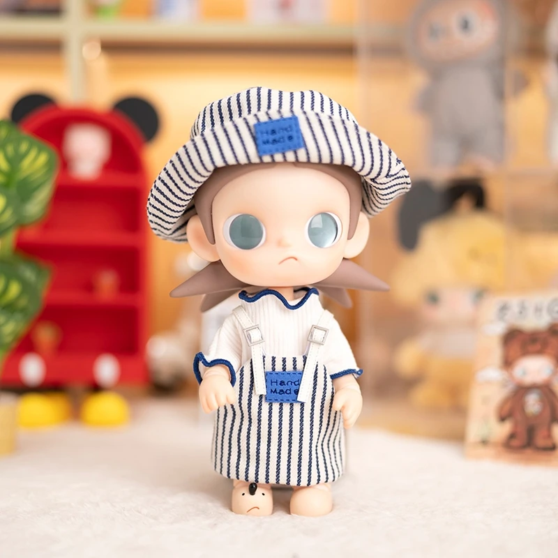 Akcesoria do ubranek dla lalek BJD Zsiga 20 cm, słodki zestaw trzyczęściowy: czapka w paski, ogrodniczki, ręcznie robiony prezent.