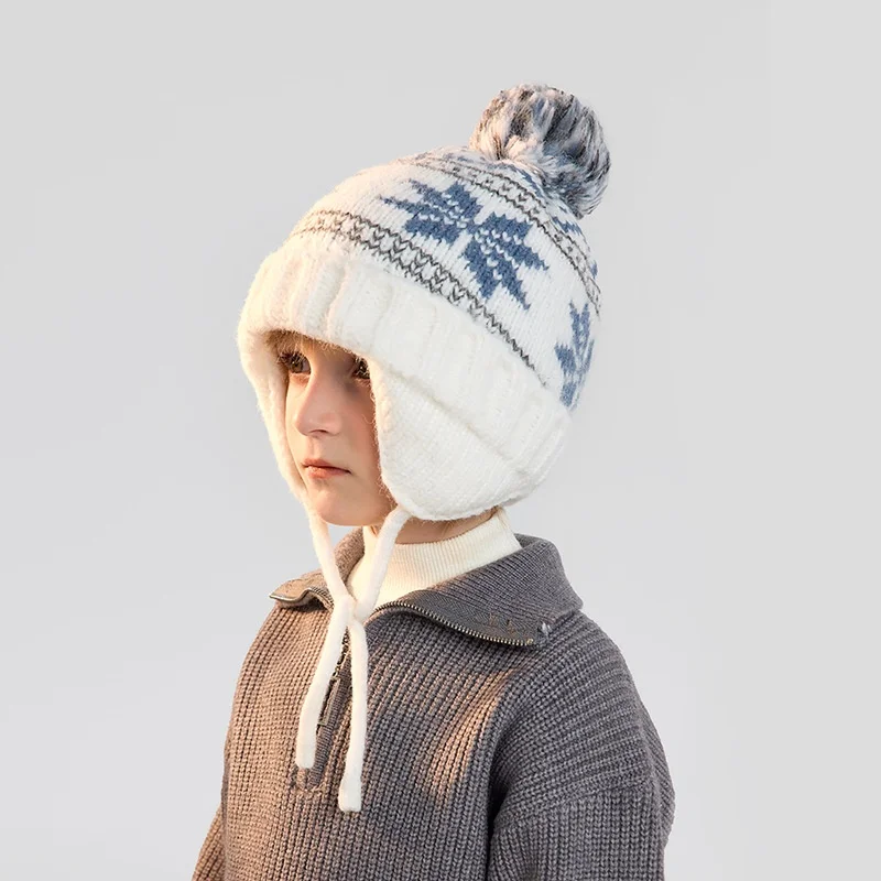 

Детская шапка в европейском и американском стиле, вязаная шапка с узором снежинки и пушистыми шариками, зимняя уличная теплая шапка с защитой ушей