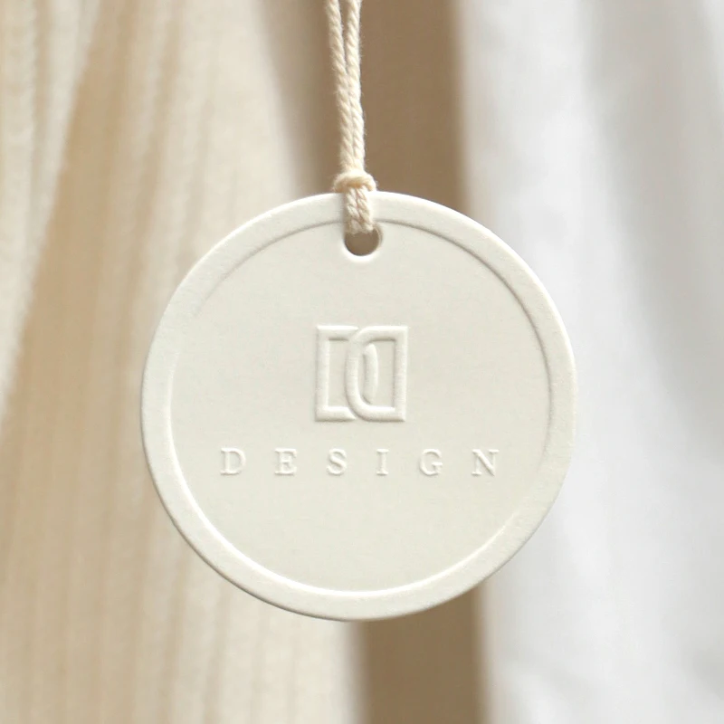 Étiquettes Personnalisées en Papier Spécial, Gaufrage Profond, Concave, Simple, Logo Personnalisé, Magasin de Vêtements pour Femmes, 100 Pièces