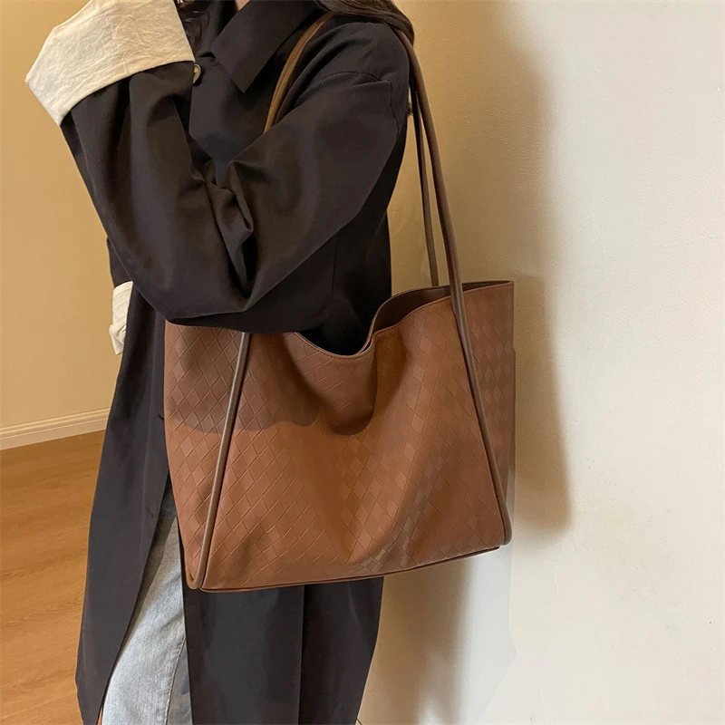 

This Year's Fashion Fine Workmanship Niche Design Personality Everything Retro New Single-Shoulder Commuter Tote Bag