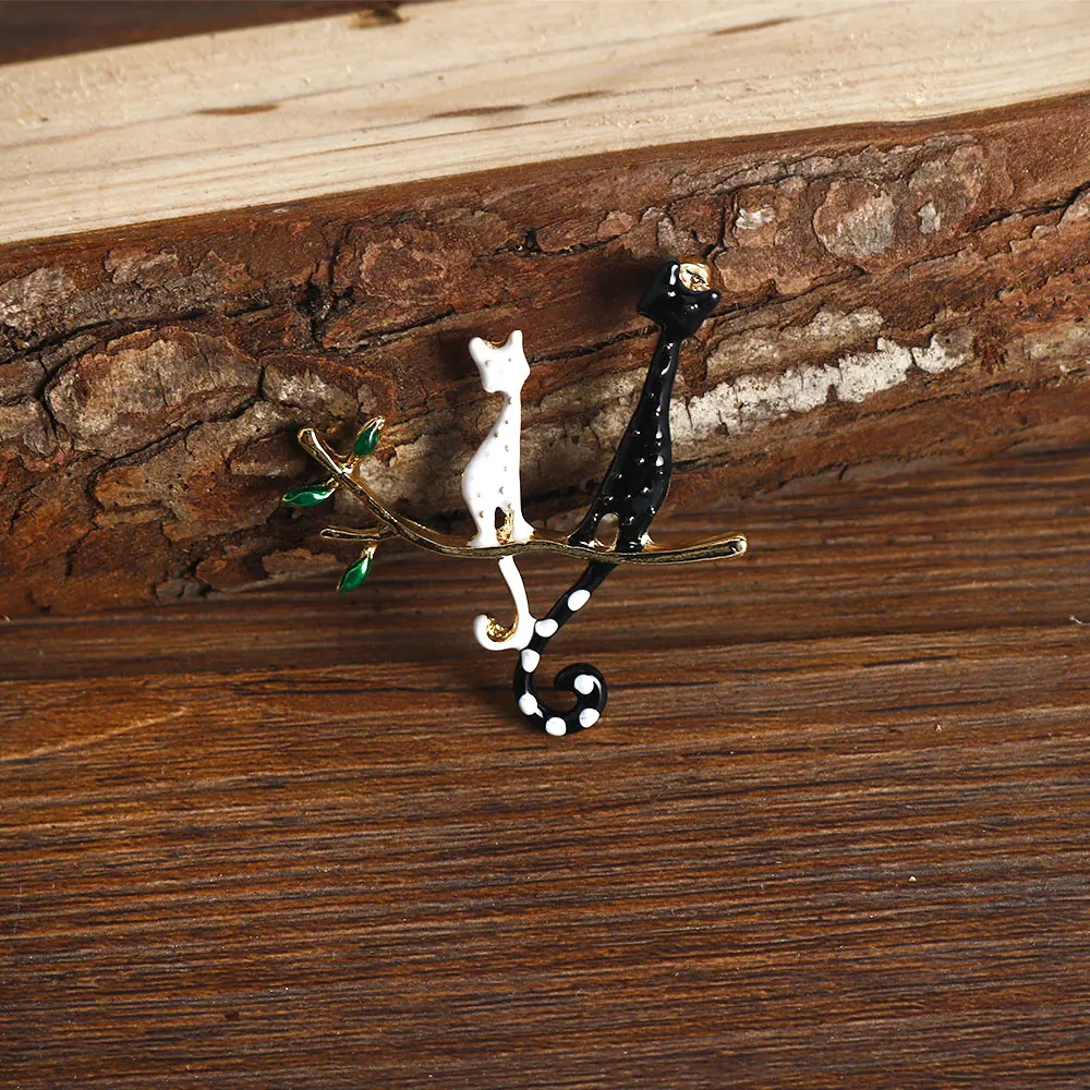 創造的な怠惰なドットキャットブローチピン、枝に横になる、カワイイレッドラブハートパターン、バッジコサージュ、ラペルピンアクセサリー、ギフト