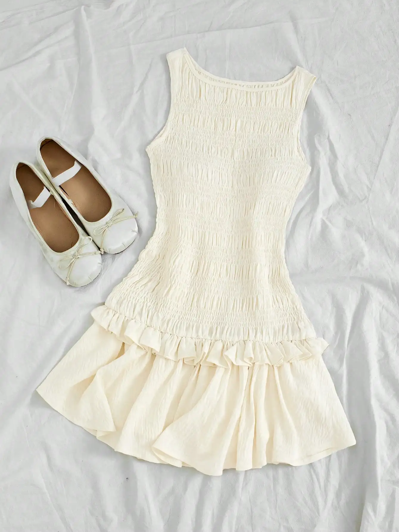 

Кремовое мини-платье без рукавов с драпировкой и оборками по низу