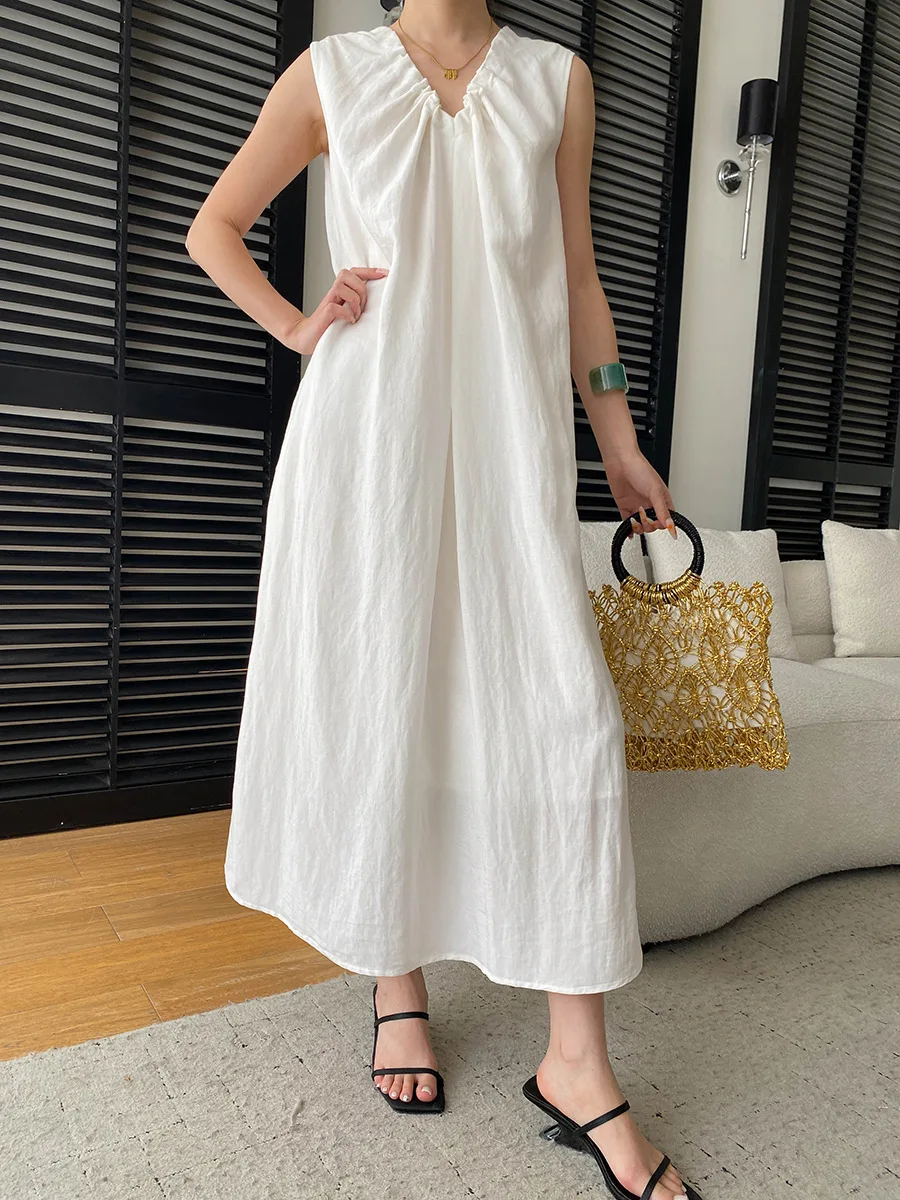 Sommerliches Damenkleid in unifarbenem, plissiertem Design mit V-Ausschnitt, Schnürung an der Taille und schlankmachendem, ärmellosem Schnitt. – Detail 26