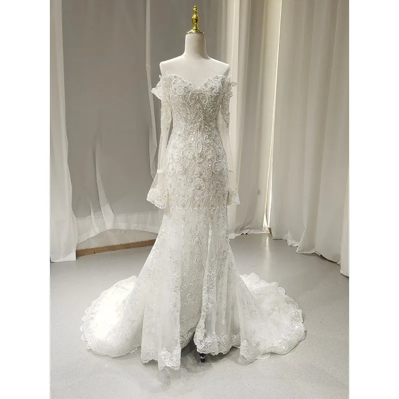 

A new long-sleeved lace dress made of fishtail chiffon featuring light and small tailline for travel photography