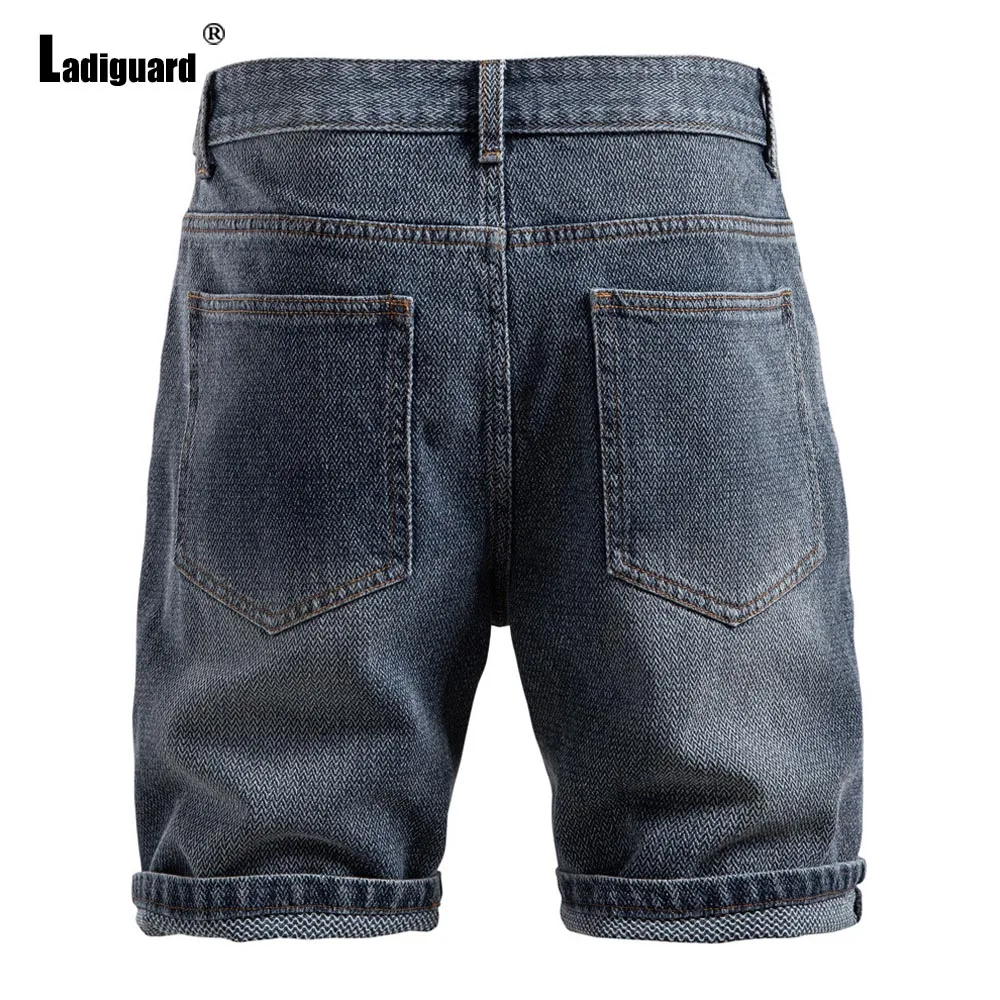 النمط الأوروبي 2025 الرجال الوقوف جيوب خمر الأساسية الدنيم السراويل منتصف الخصر موضة جينس قصير الرجال الدنيم الركبة طول السراويل جديد