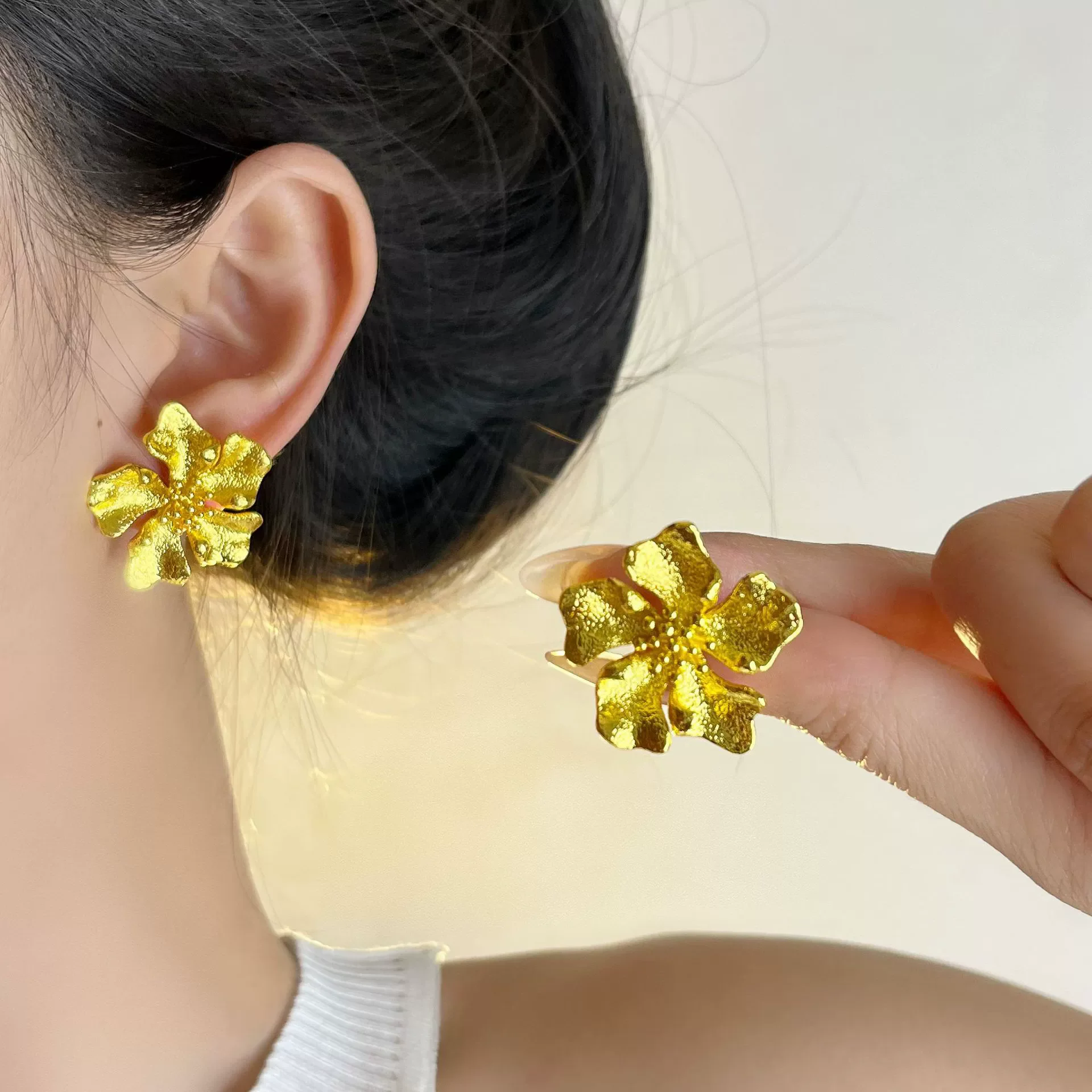 

Minimalist Metal Flower Stud Piercing Earrings For Women French Fashion New Jewelry Accessories Gift Party