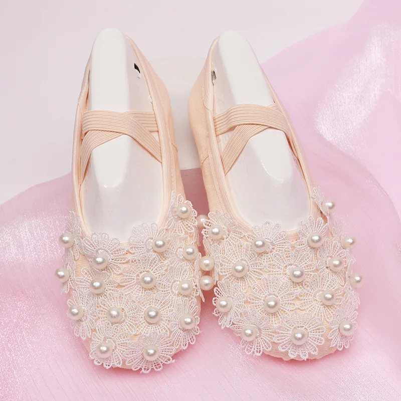 

Новые модные балетные туфли для девочек 2026 года: с кружевом, цветами и жемчугом, круглым носком, мягкой подошвой, для тренировок и выступлений, милые сценические туфли