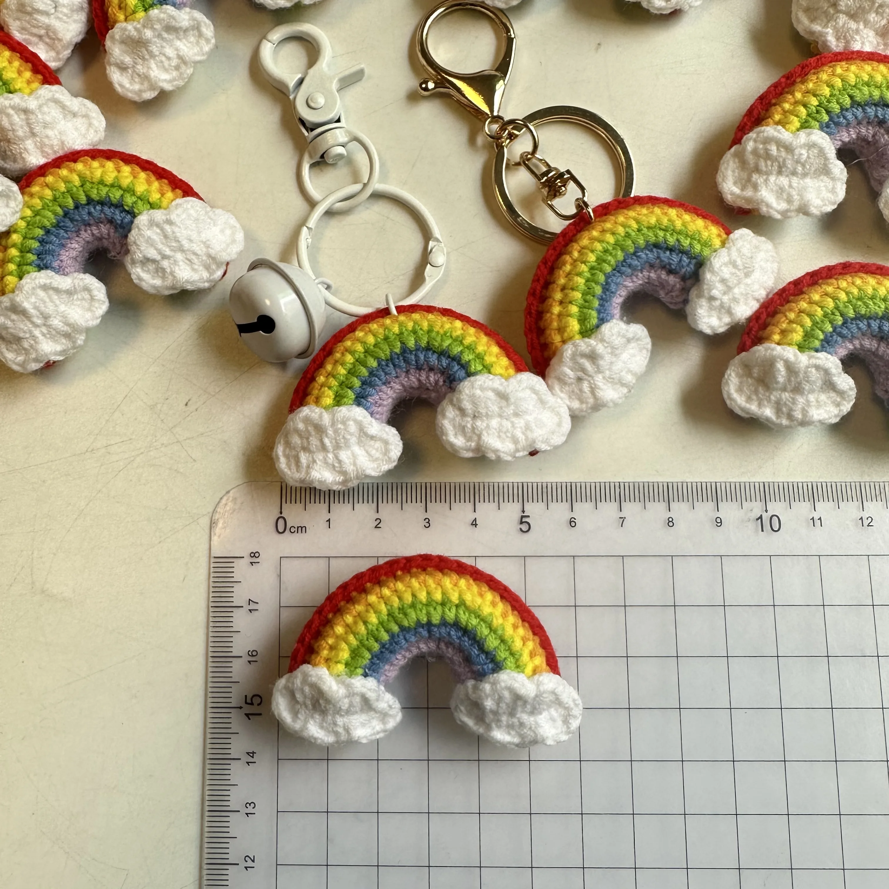الجملة اليدوية 6 سنتيمتر نوعية جيدة القطن المواضيع قوس قزح المفاتيح حقيبة كروشيه قلادة اكسسوارات السيارات محبوك دمية Keyrings