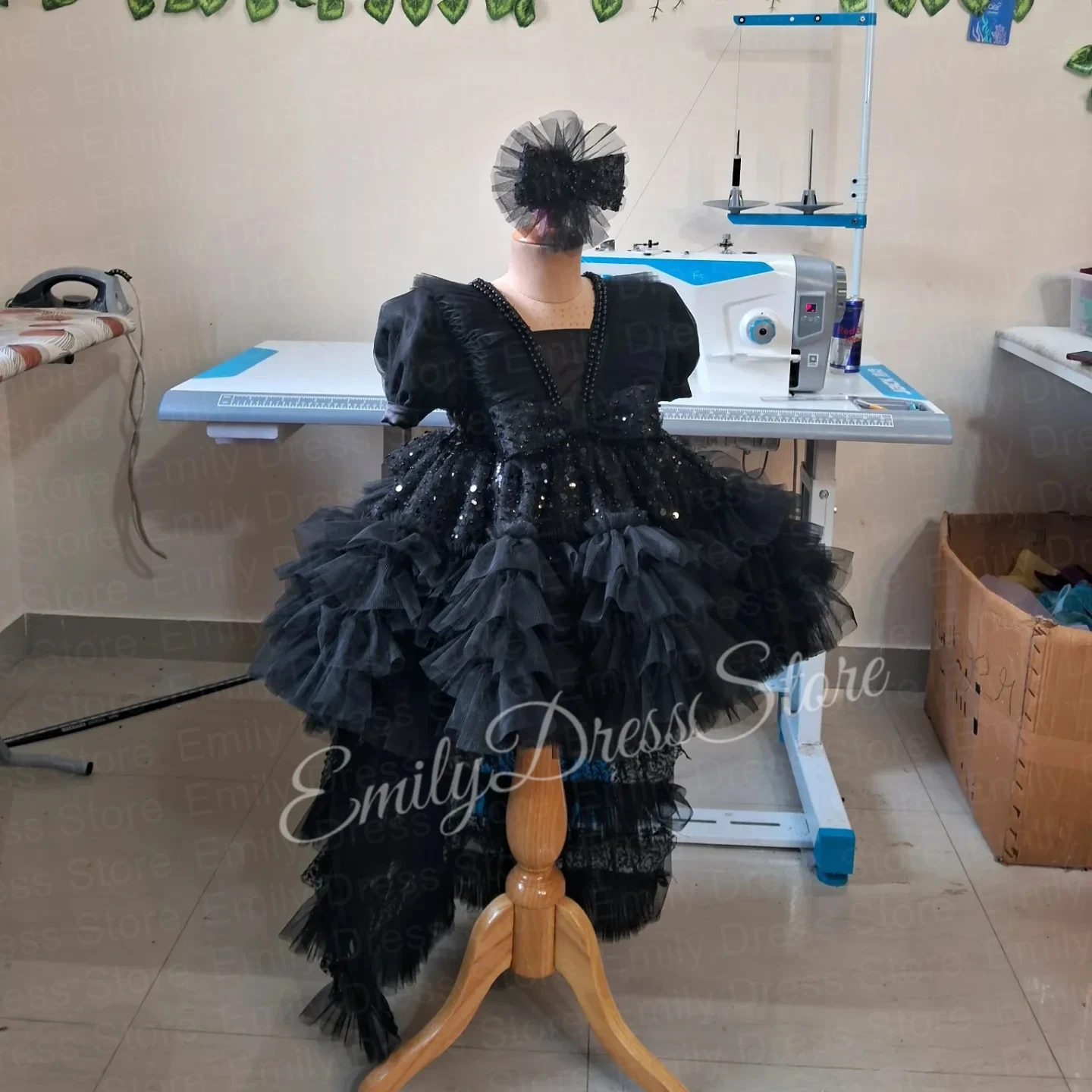 カスタマイズされたロイヤルブルーフラワーガールドレス結婚式用ベビーレイヤードビーズチュールスパンコール真珠子供の誕生日パーティー幼児ガウン