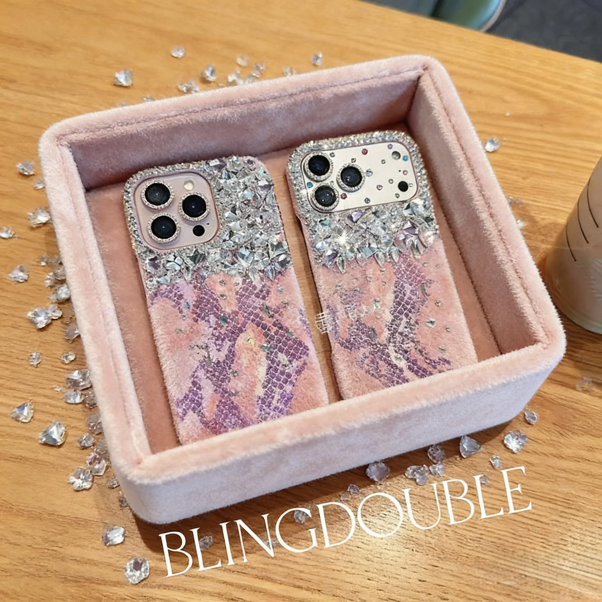 

Custom-made, dazzling crocodile and snake patterned leather rhinestone phone case, suitable for iPhone.