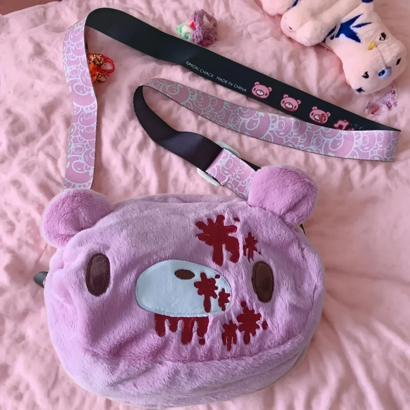 Bolsa Transversal de Pelúcia Rosa com Urso Fofo, Estilo Avant-garde com Detalhes de Manchas de Sangue, é uma bolsa feminina divertida e única.