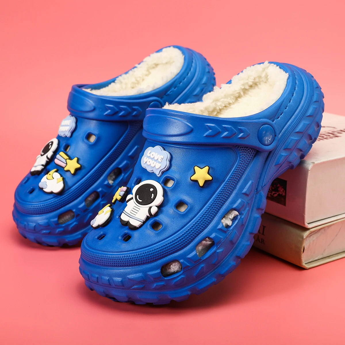 Sapatos de algodão quente para crianças inverno chinelos de pelúcia tamancos crianças sapatos de jardim ao ar livre com encantos bonitos dos desenhos animados meninos meninas sapatos