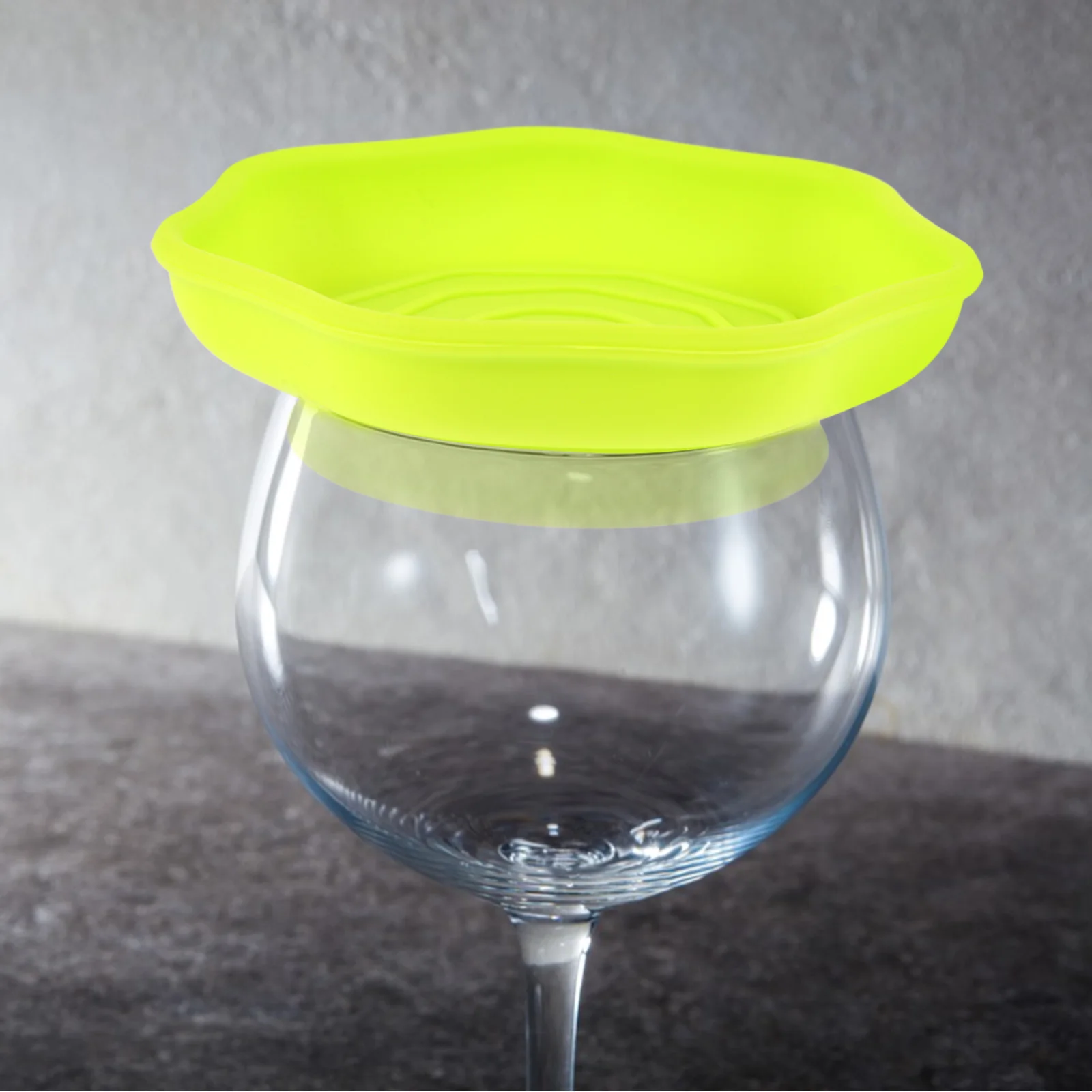 

Silicone Wine Glass Charcuterie Topper Snack Tray Leakproof Aroma Retaining Elegant Entertaining Use Reusable Drink Cover