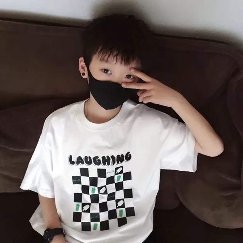 The new crewneck T-shirt is fashionable, Japanese Harajuku laid-back trend, casual boyswear, popular summer five-point sleeves