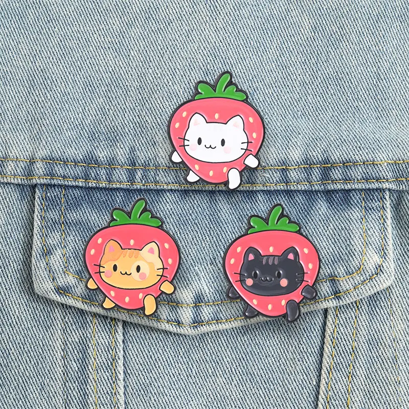 Cartoon Erdbeer-Katzen-Emaille-Pins, niedliche Frucht-Kätzchen-Broschen, lustige Kawaii-Anstecknadeln, süße Tier-Schmuckgeschenke
