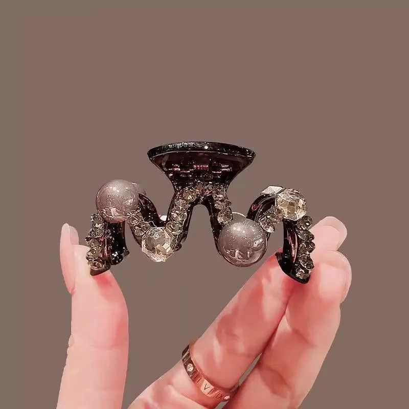 

Geometric grab clip female high sense 2025 new semi-tie hair grab disc hair shark clip back head clip headgear hairpin
