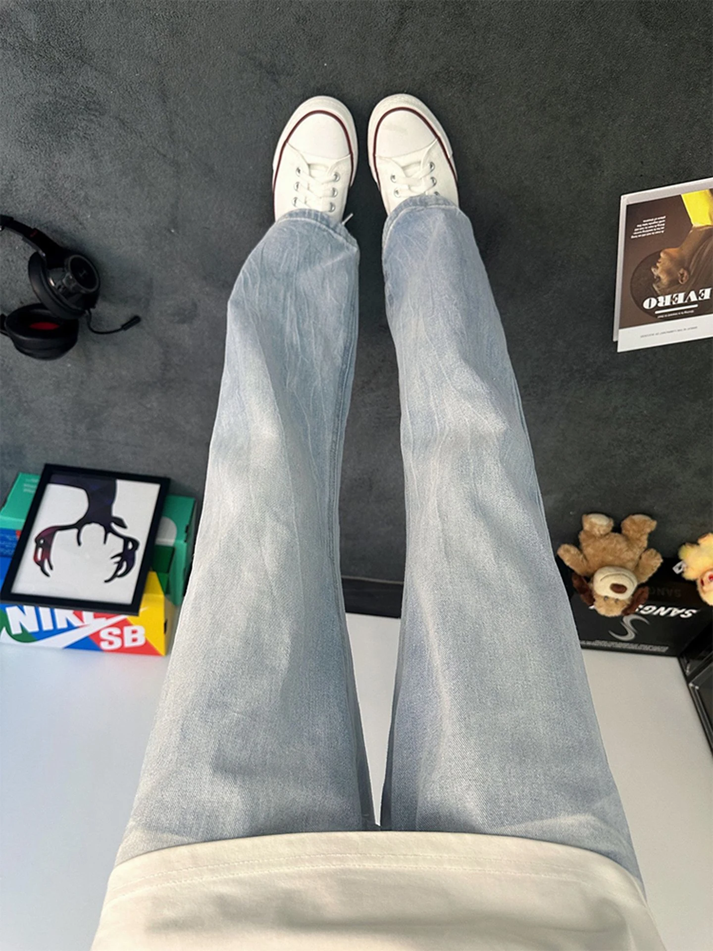 

Мужские джинсы синего цвета с эффектом потертости, с высокой талией, прямые, слегка расклешенные, в американском уличном стиле, с принтом в виде молнии, CleanFit, Slim Fit