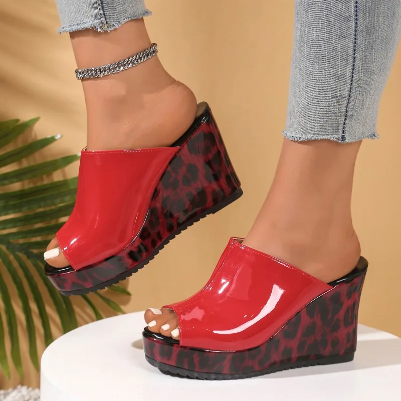 

2025 New Fashionable Leopard Wedges Slippers Women High Heels Platform Sandals Summer Shoes Designer Peep Toe Pumps Flip Flops