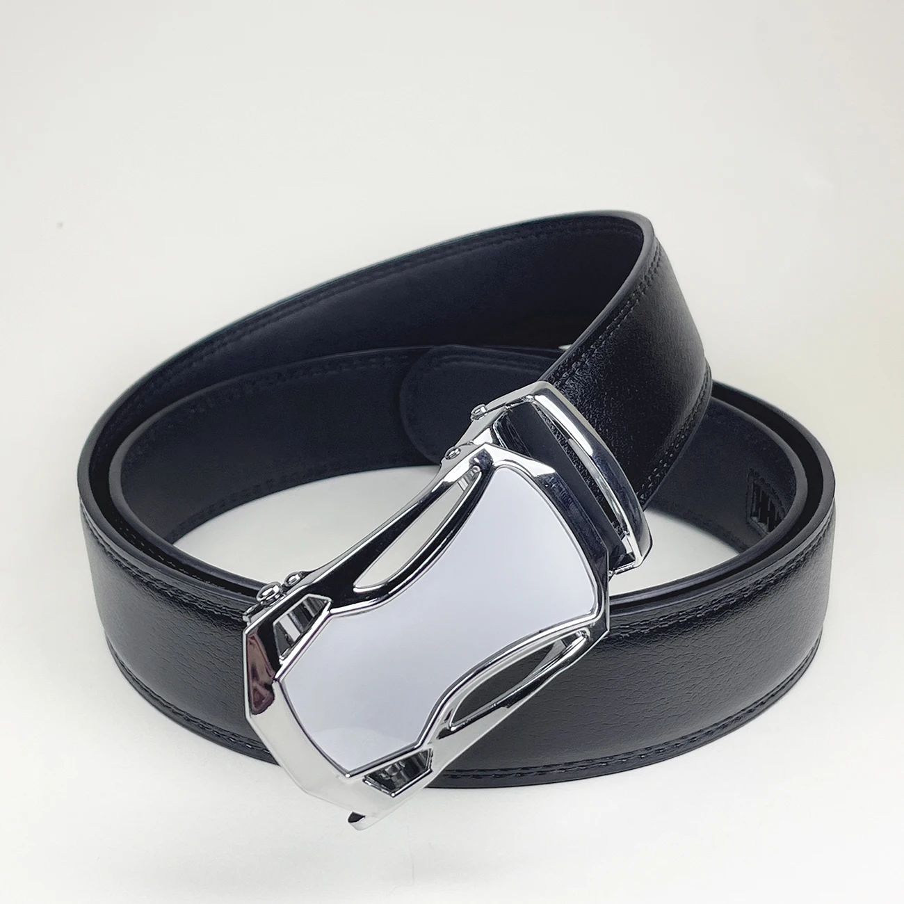 2025 اللون الأبيض أنيقة الرجال النساء للجنسين أحزمة جلدية حقيقية التلقائي مشبك العلامة التجارية الفاخرة أحزمة الذهب عالية الجودة