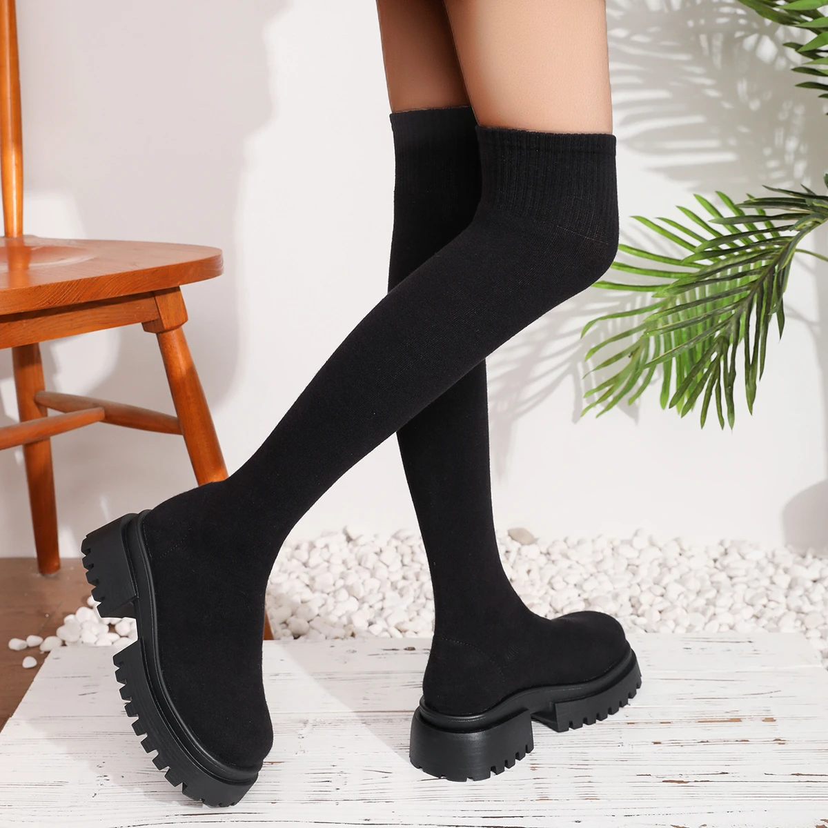 أحذية نسائية جديدة لعام 2025 بطول الركبة جوارب مرنة أحذية خارجية بنعل سميك للنساء أحذية عصرية للخريف/الشتاء للنساء
