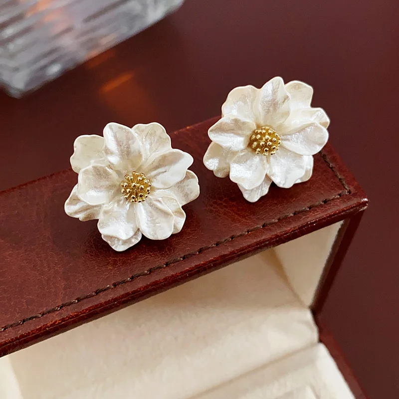 Camellia Flower Stud Earrings for Women Korean Elegant Sweet Transparent Resin Ear Studs Statement Wedding Party Jewelry Gift M1