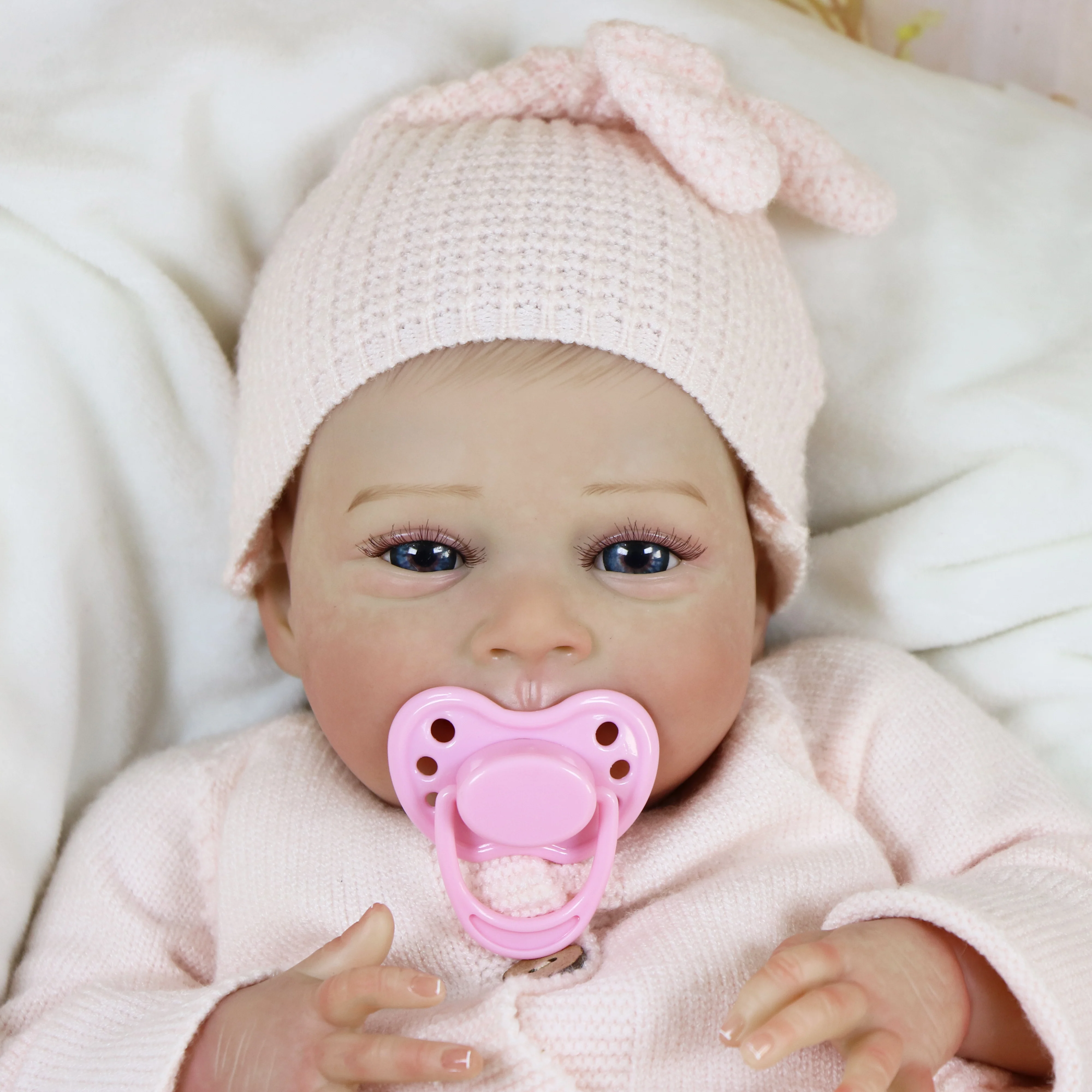 ALDYOK Lily Mae Reborn Baby Doll – Cuerpo de tela ponderada realista de 18" con pelo pintado a mano y extremidades de vinilo suave, chupete magnético