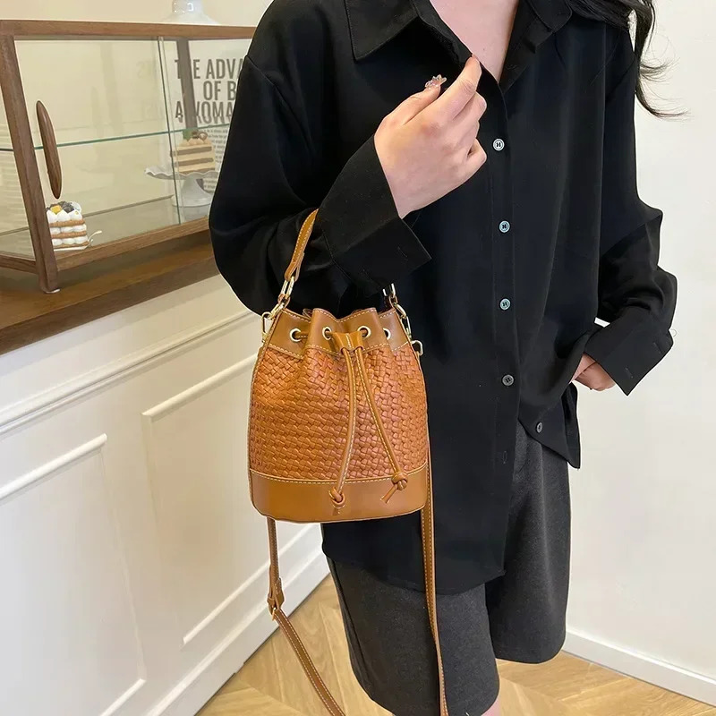

2025 Women's Fashion Bucket Bag - New Retro - Style Woven Pattern, Large Capacity, Mobile Phone Bag & Shoulder Messenger Bag