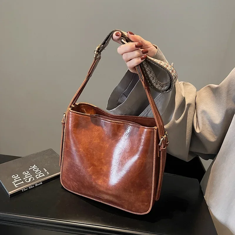 

2025 Autumn-Winter Fashion! Women's Large-Capacity Retro Wide-Strap Crossbody Bucket Bag - Popular & Stylish Versatile