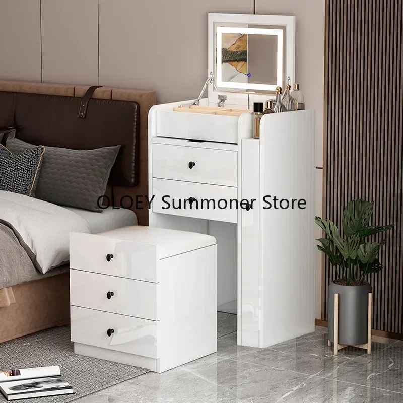 مجموعة الزينة الحديثة مع البراز وأضواء المرآة ومنفذ الشحن ورف التخزين