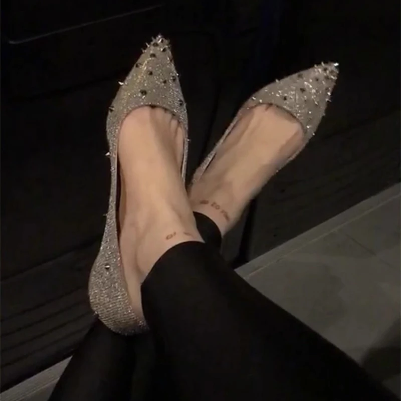 New flat bottomed rivet pointed shoes for women with shallow mouth,flat heel,increased height,sloping heel,sequined single shoes